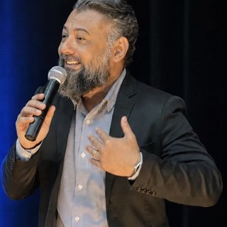Rui Mesquita falando ao microfone durante uma palestra